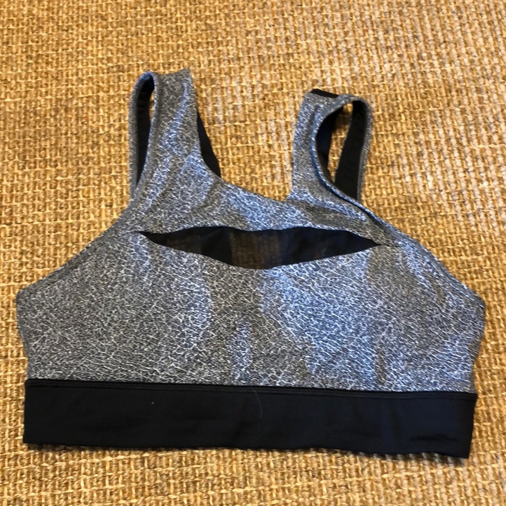 Lululemon Women’s Workout Sports Bra Padded In Black and White. Size 8